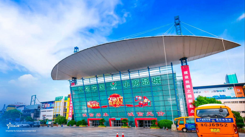 Foto da frente da entrada do Mercado de Yiwu, maior mercado atacadista do mundo, na China.