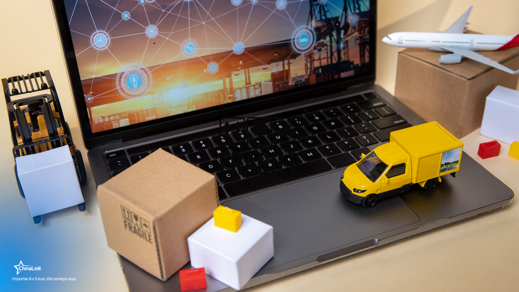 A imagem mostra diferentes miniaturas de modais de transporte em cima de um notebook que simboliza o e-commerce.